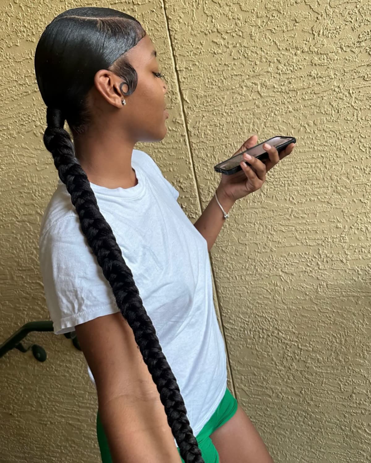 A very long braid seen from the side